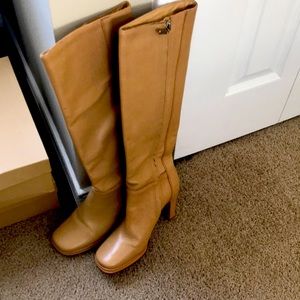 Dress boots size 6 hardly worn, Beige color leather